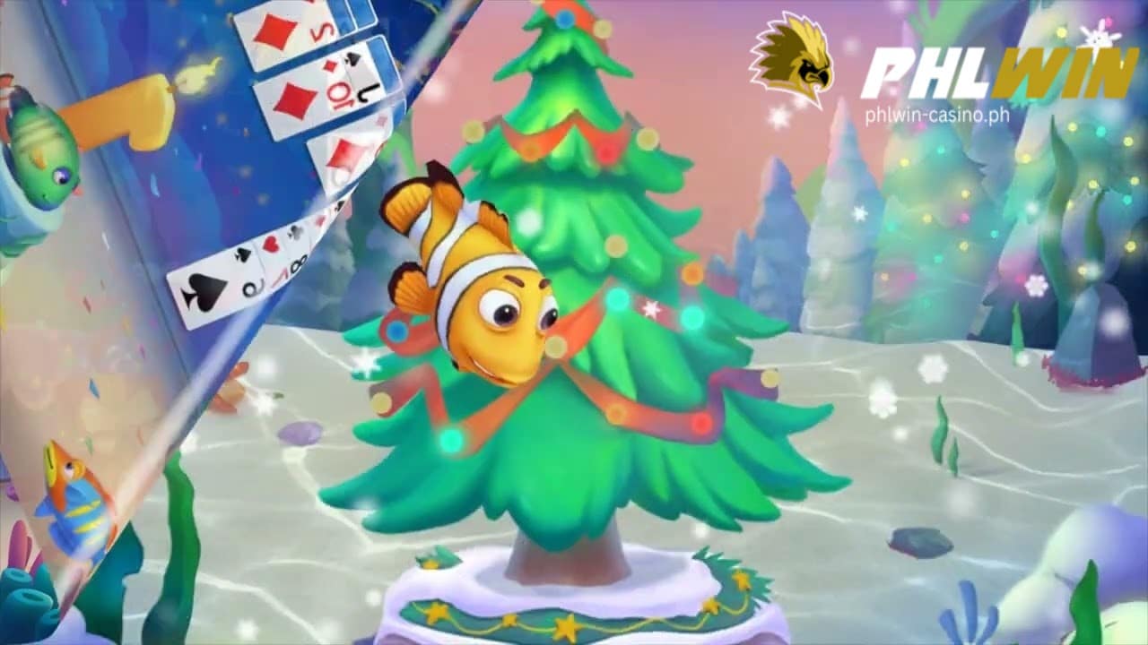 Napakagandang Christmas tree na nagsysysmbolo ng pasko at merong kulay orange na isda sa larong Fishing Game na merong baraha sa palalaro ng Online Casino.